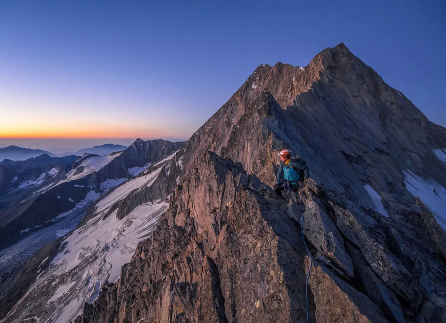 Sonnenaufgang zwischen verschneiten Berggipfeln | © DAV/Silvan Metz