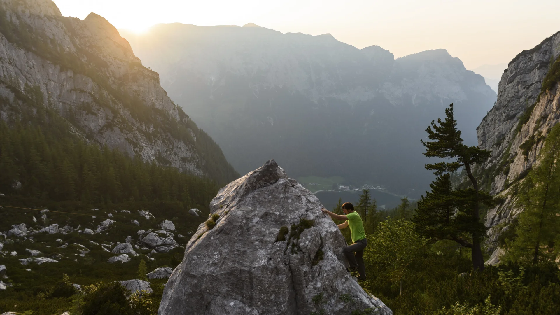 Ein Mann beim Bouldern am Fels. | © DAV/Wolfgang Ehn