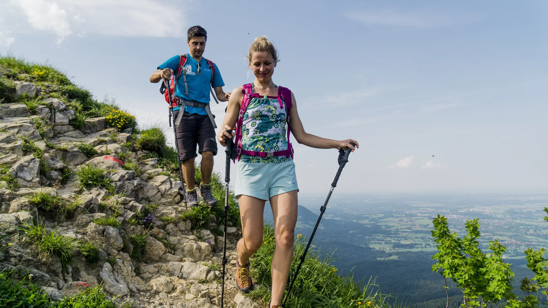 Zwei Wanderer mit Stöcken beim Abstieg | © DAV/Hans Herbig