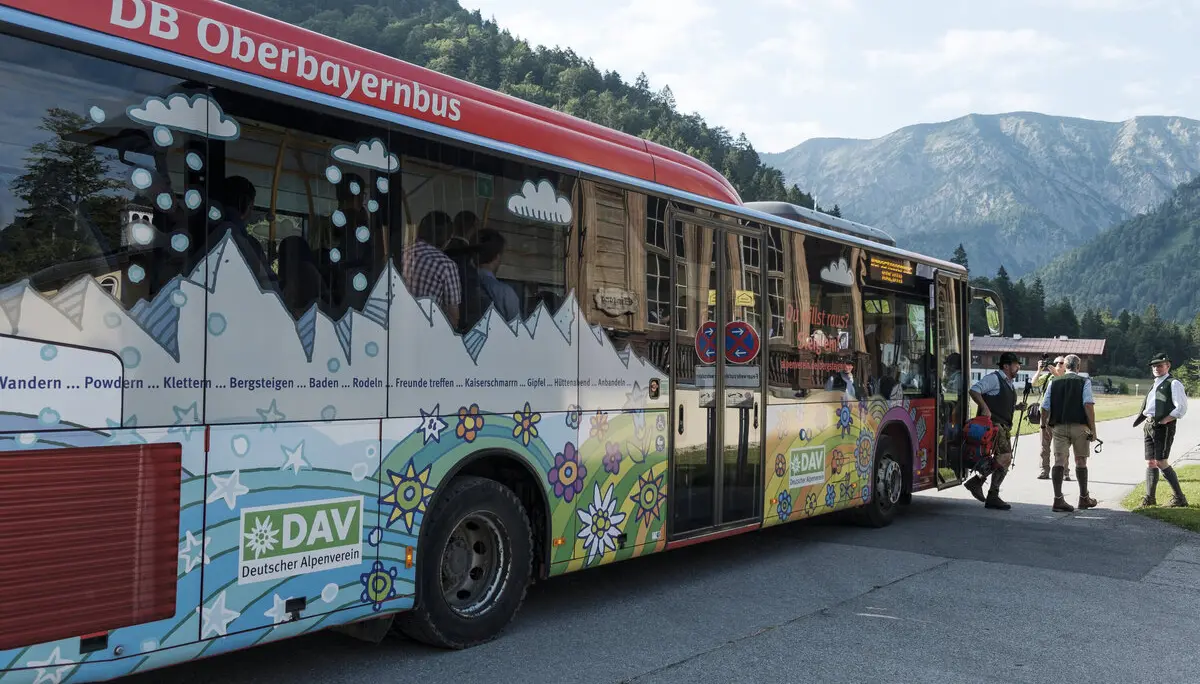 Menschen steigen in den Bergbus ein und nutzen somit das Angebot mit öffentlichen Verkehrsmitteln in die Alpen zu fahren | © DAV/Hans Herbig